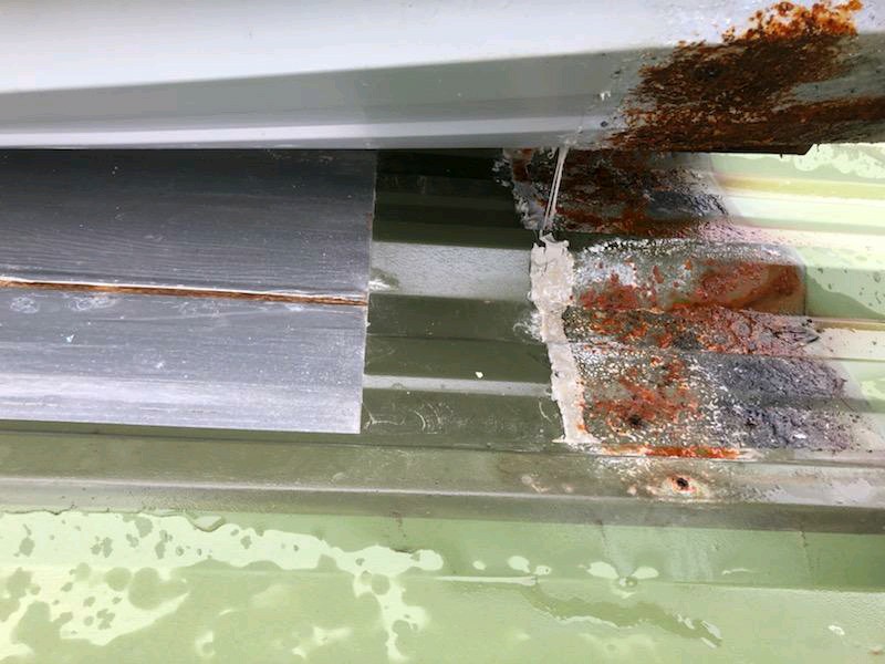 lifted sheet wih corrosion up to seal (002)